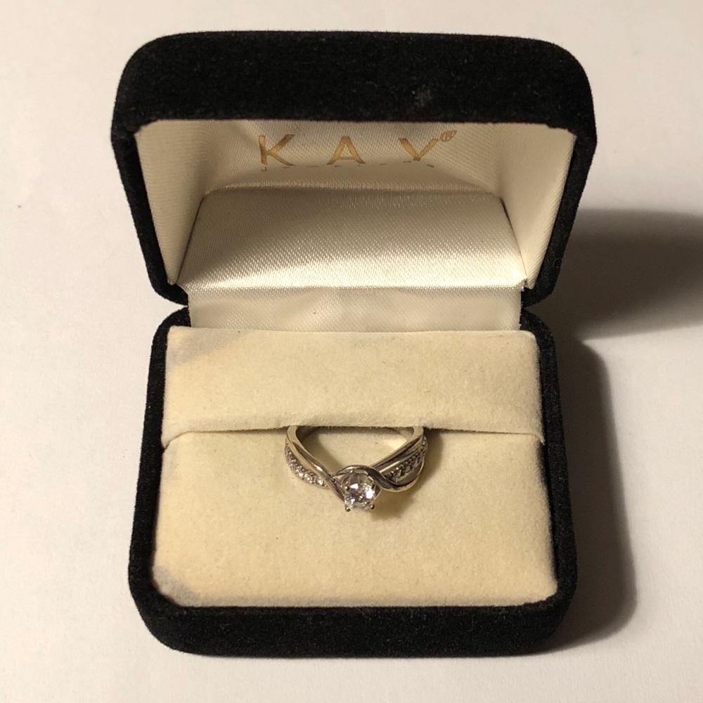 10k White Gold Ring with Round-cut Diamond